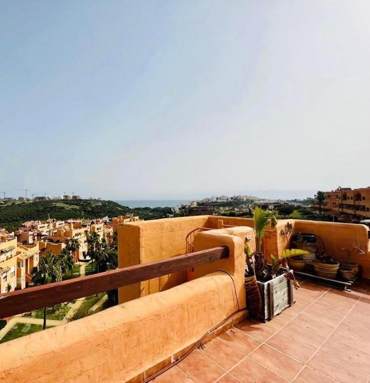 Bahia de Casares 2 Bedroom Penthouse With A Private 360 Rooftop Terrace With Sea And Mountain Views מראה חיצוני תמונה