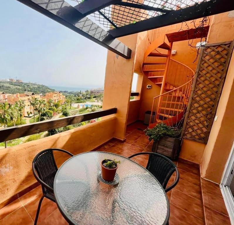 Bahia de Casares 2 Bedroom Penthouse With A Private 360 Rooftop Terrace With Sea And Mountain Views מראה חיצוני תמונה